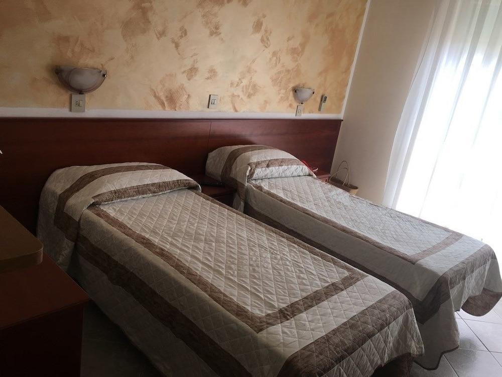 Hotel Capri دْيانو مارينا المظهر الخارجي الصورة