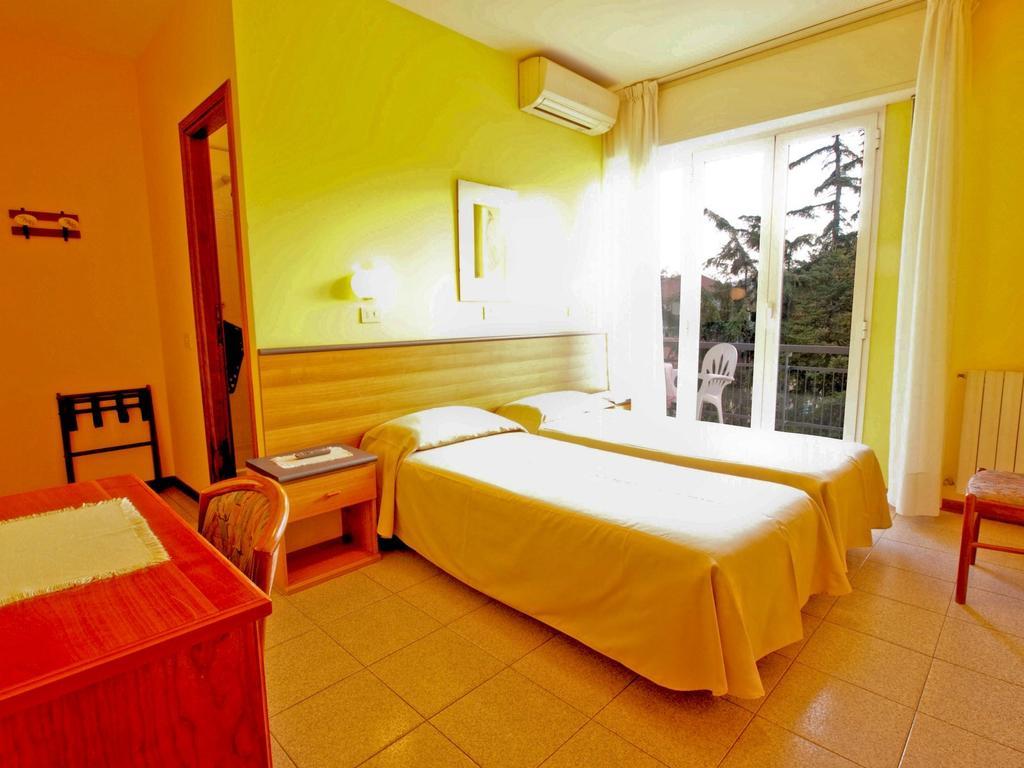 Hotel Capri دْيانو مارينا المظهر الخارجي الصورة